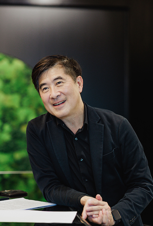 台湾デザイン研究院院長 張基義（チャン・ジーイー）氏 ◆プロフィール 台湾デザイン研究院 院長 張基義 1992年オハイオ州立大学にて建築学修士号を取得後、94年にハーバード大学デザイン学部にてデザイン修士号を取得。現在は台湾デザイン研究院院長の傍ら、台湾の交通大学総務長及び建築研究所所長兼教授、世界デザイン機構（WDO）理事（二期目）を務める。過去の主な経歴に、台東県副知事兼文化所所長がある。 台湾デザイン研究院：https://www.tdri.org.tw/ 日本サイト：https://www.facebook.com/TDRI.Japan/